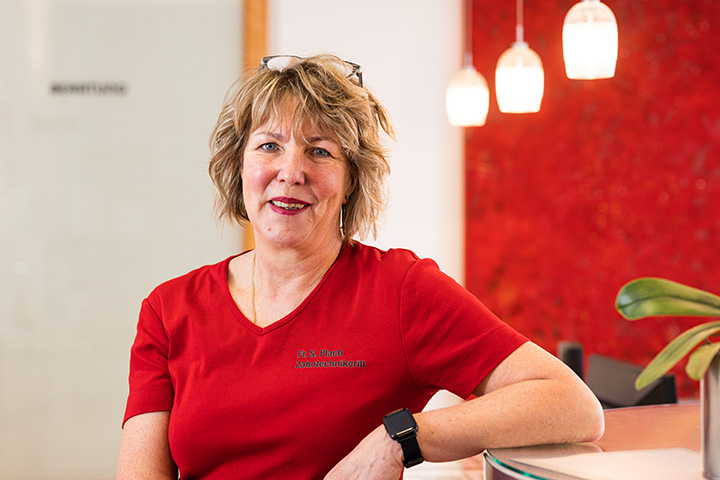 Frau Sylvia Plach