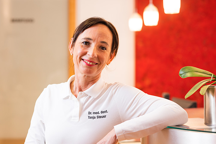 Frau Dr. med. dent. Tanja Steuer